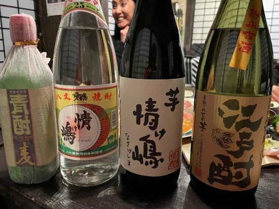 卓上の島酒（筆者撮影）