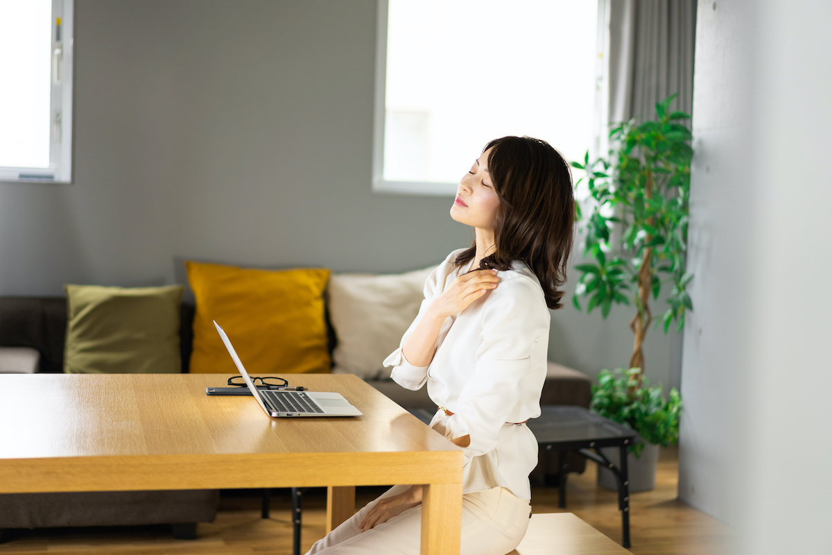 長時間のテレワークで疲れたビジネスウーマン