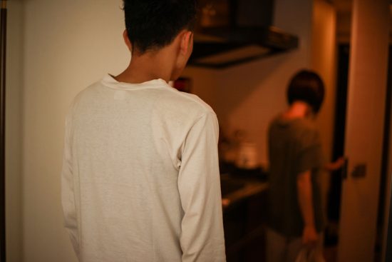 部屋から出ていく女性