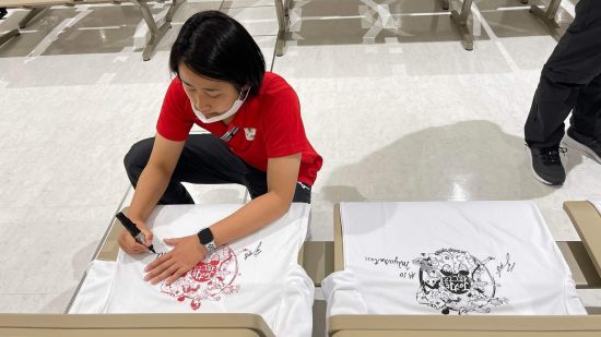 Tシャツにサインをするキャプテンの宮田夏実選手