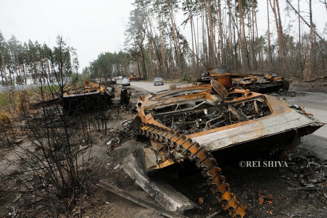 ブチャに向かう道中、破壊されたロシア軍の戦車が何台もあった