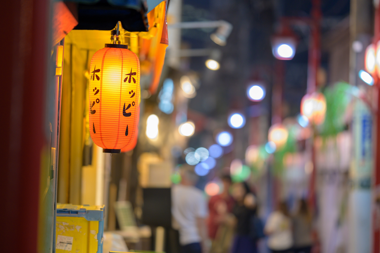 都心の夜の街の居酒屋