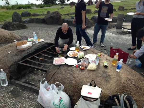 バーベキュー場で早朝BBQからの出社