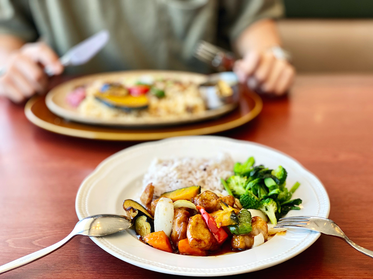 ファミレスで向かい合わせで食べるランチ