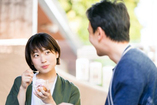 アイスクリームを食べる女性（デート・カップル）