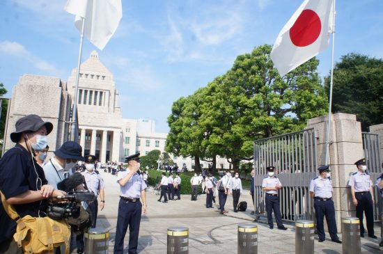 臨時国会初日の8月3日、井上義行参院議員は国会議事堂正門には姿を現さなかった