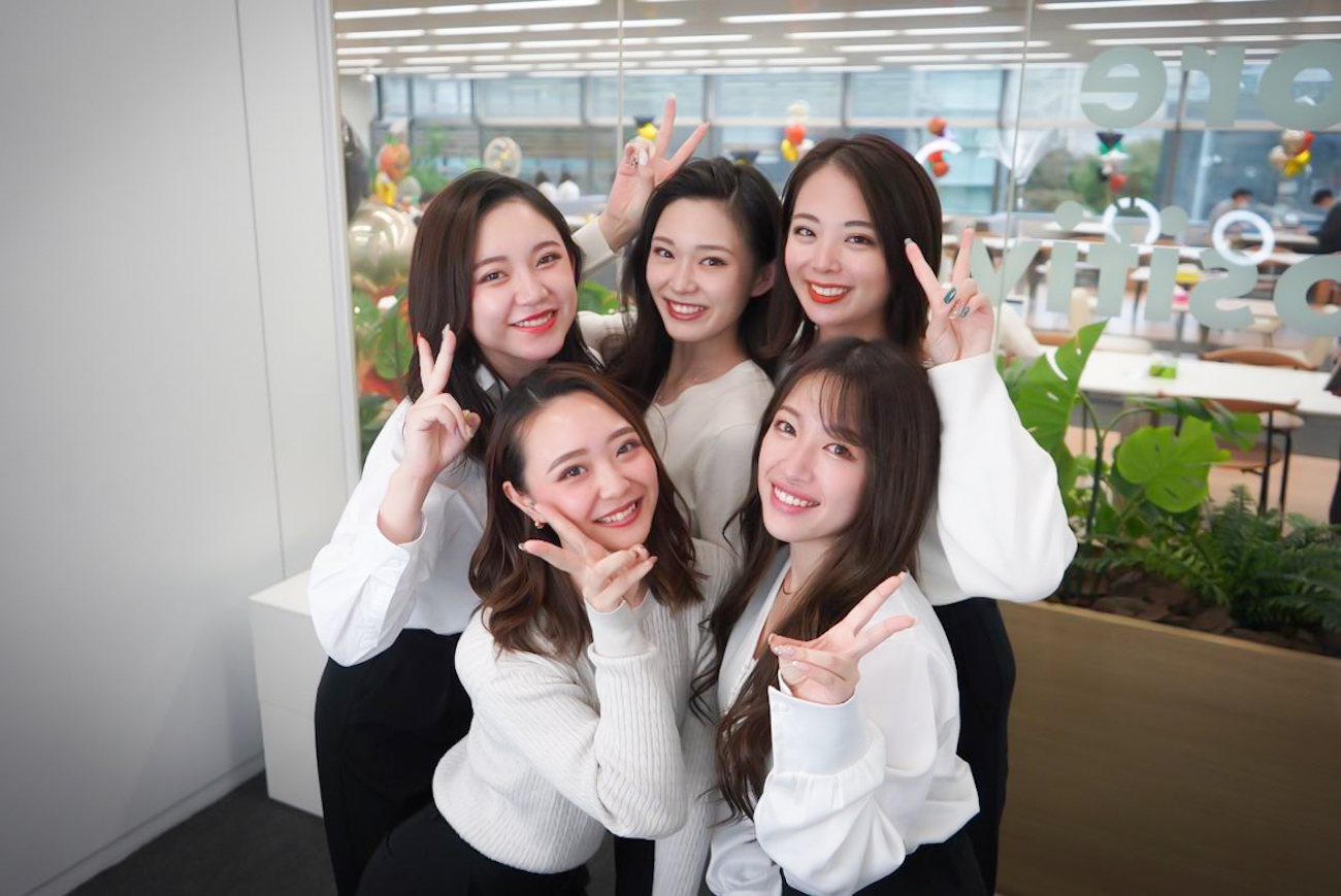 女性社員5人