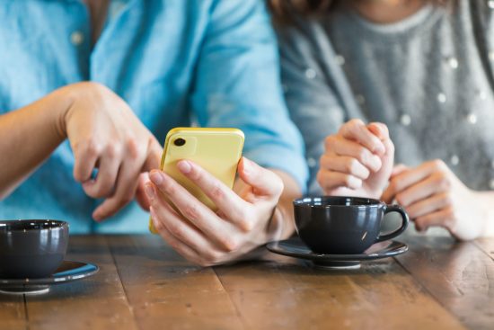 カフェで談笑する男女