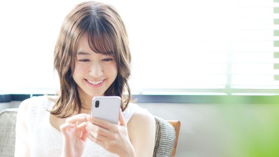 スマホを見る女性