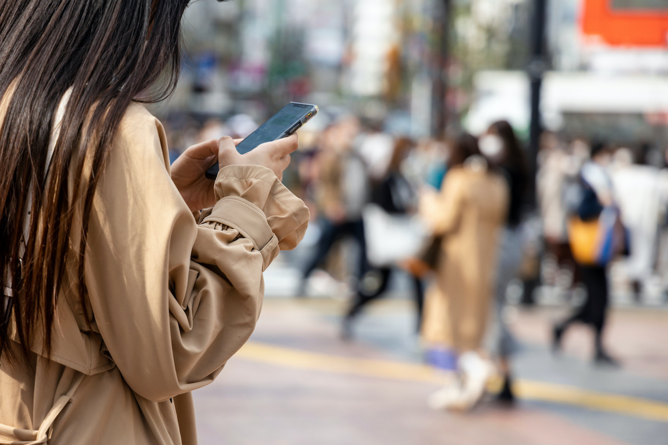 渋谷でスマホを操作する若い女性の手元