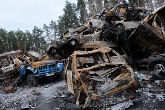 逃げようとして、ロシア軍に攻撃され殺された人々の車。ウクライナ中北部イルピンにて