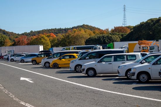 高速道路のサービスエリアの駐車場