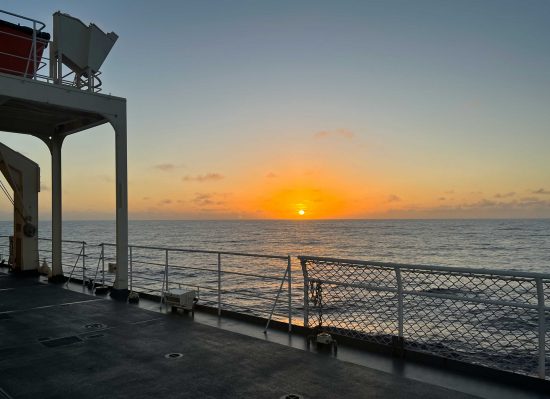 11月13日、「しらせ」の甲板から見た夕日