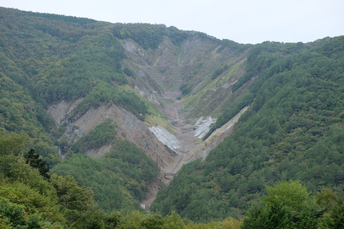 盛り土予定地の上部は砂防堰堤が連続し、長年にわたり緑化事業が続いてきた