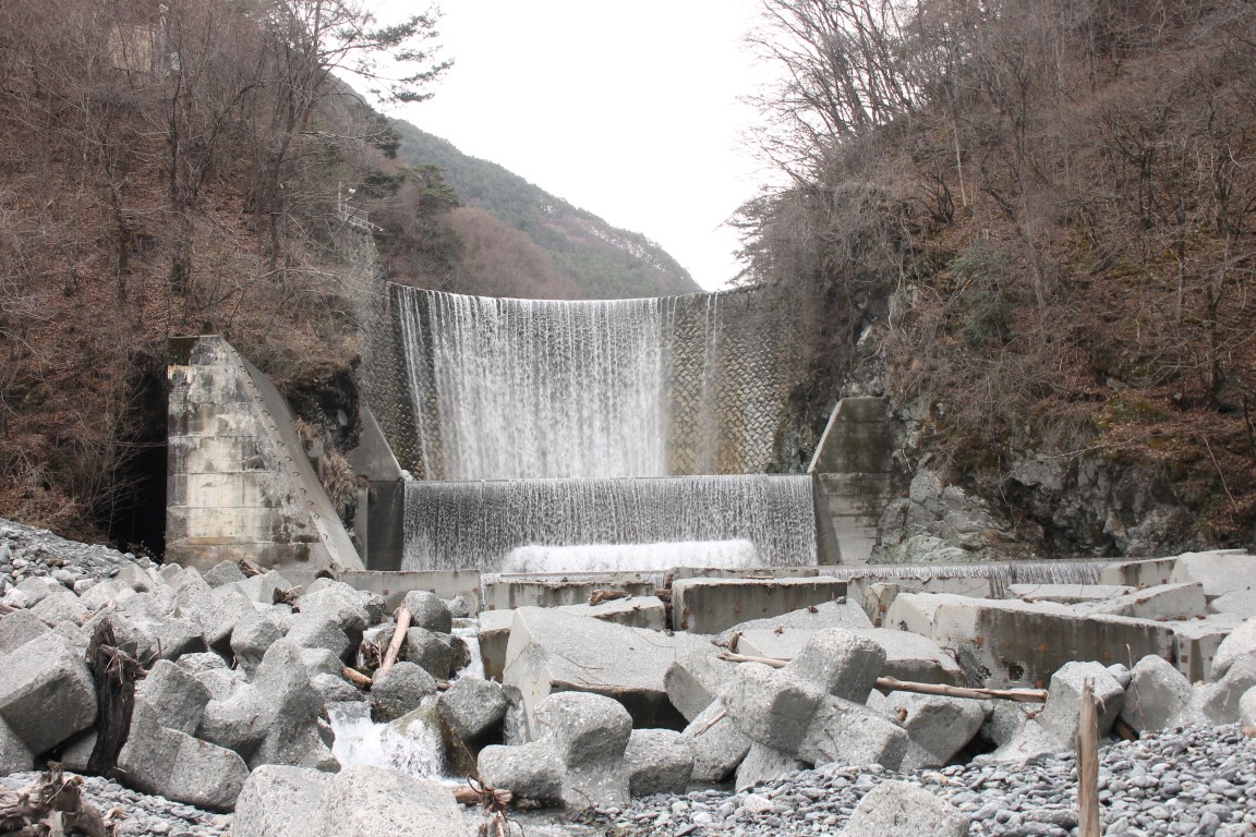 盛り土予定地の小渋川上部は渓谷となっていて、地滑り地帯が多く存在する。予定地のすぐ上部にある上蔵堰堤は、1959年の台風7号によって底が抜け、下流域の小渋橋で土石流が堰き止められ一帯に被害を及ぼした