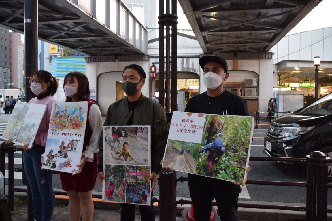 都内の駅前で募金活動を行う在日ミャンマー人たち。右端がミョーさん