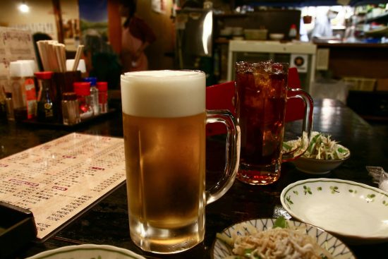 ビールジョッキとウーロンハイグラス