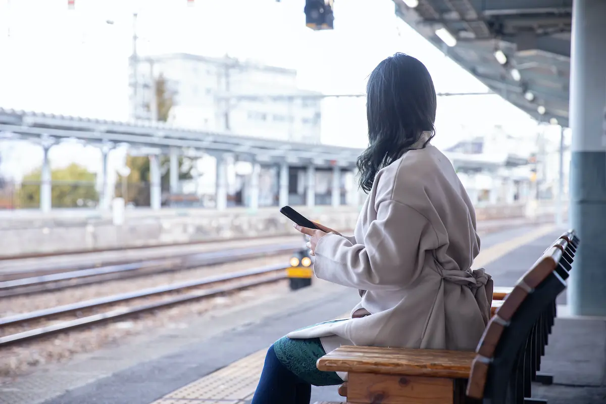 駅のホームで泣く女性