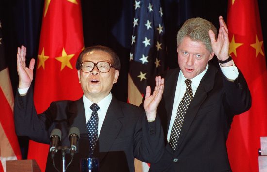 ’97年10月、共同記者会見に臨む当時の江沢民主席（左）とクリントン米大統領