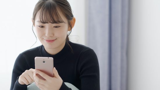 女性とスマートフォン