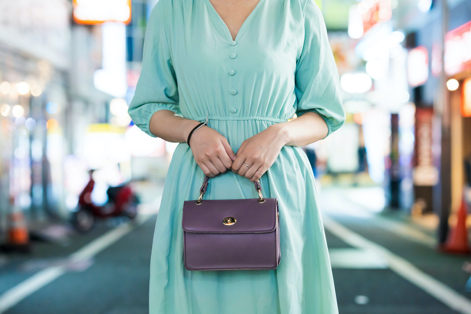 繁華街の女性