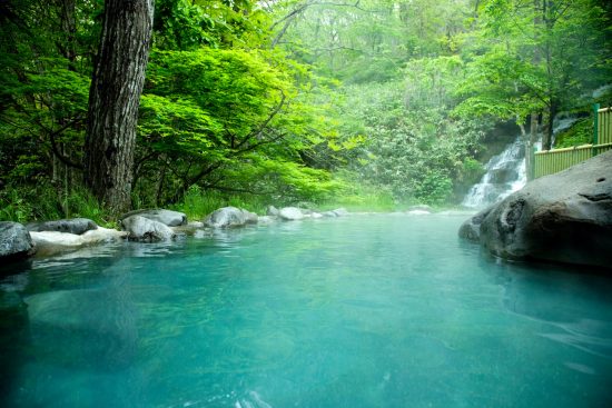 新緑の露天風呂