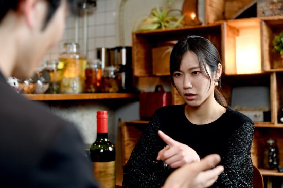 飲食店（レストラン）で喧嘩をする若い男女のカップル