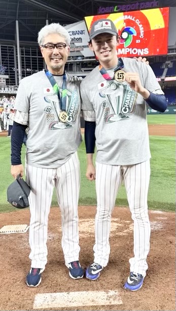 WBC優勝後の佐々木朗希と吉井投手コーチ。3月31日からはパリーグが開幕、佐々木朗希は千葉ロッテマリーンズの先発ローテーションの中心として、吉井コーチは監督としてのシーズンが始まる