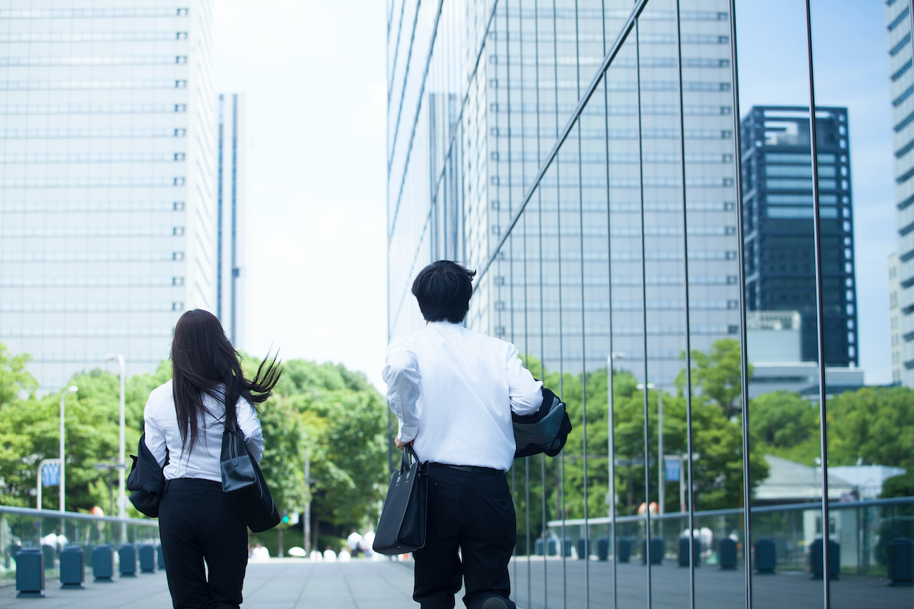 若い会社員の男女