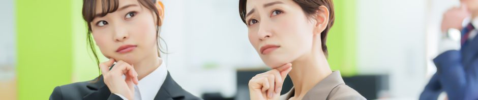 オフィスで悩むビジネスウーマン