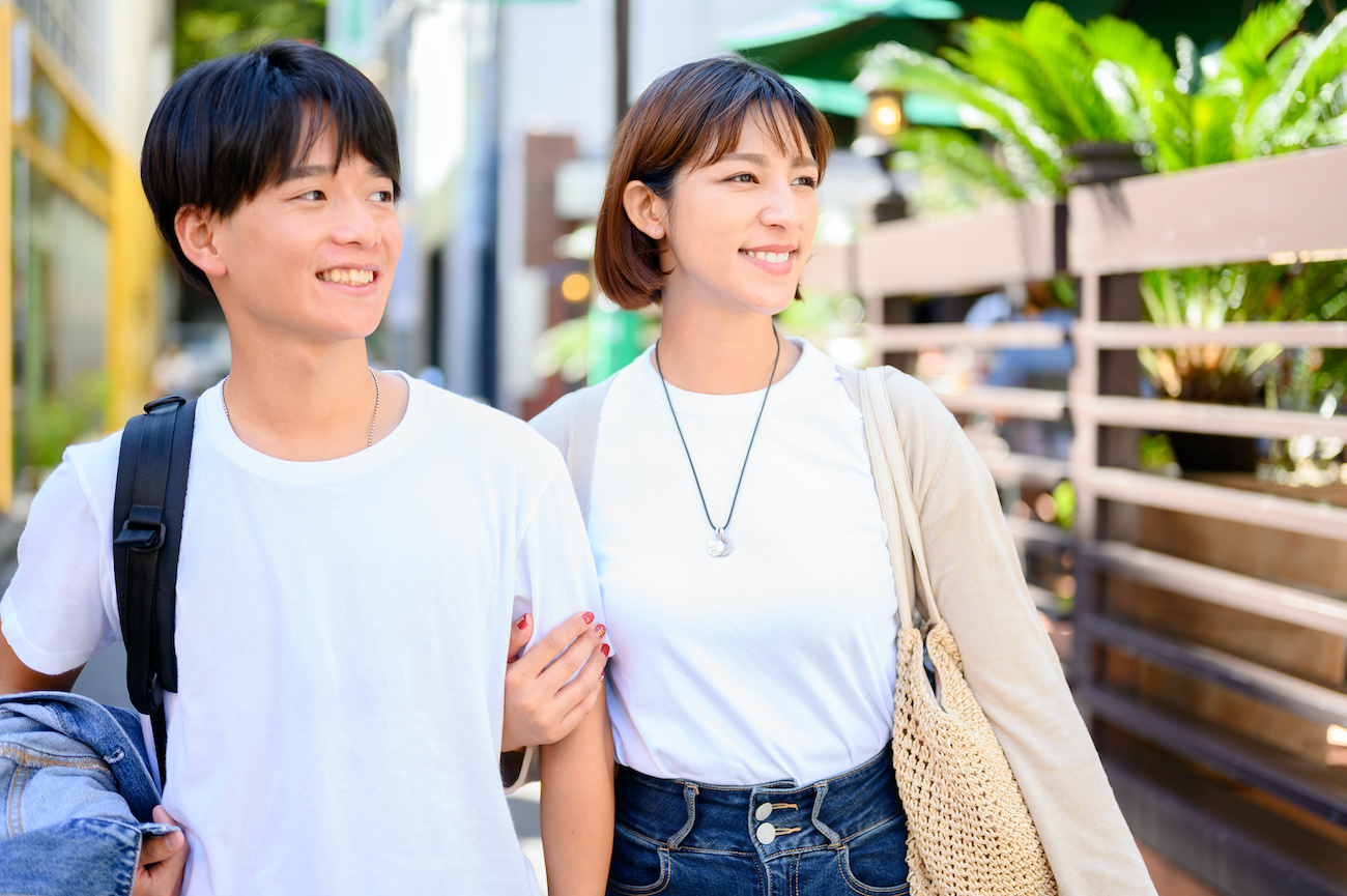 腕を組んでデートする男女