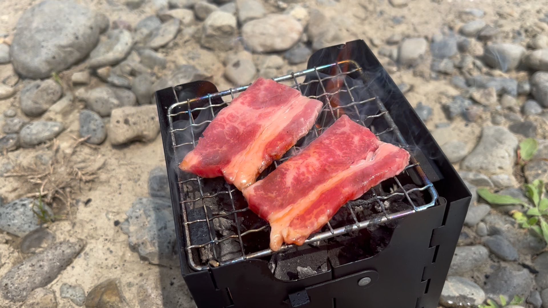 カルビを焼く