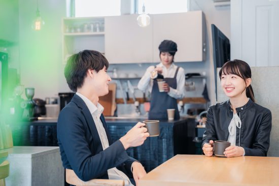 カフェでデートをする若いカップル