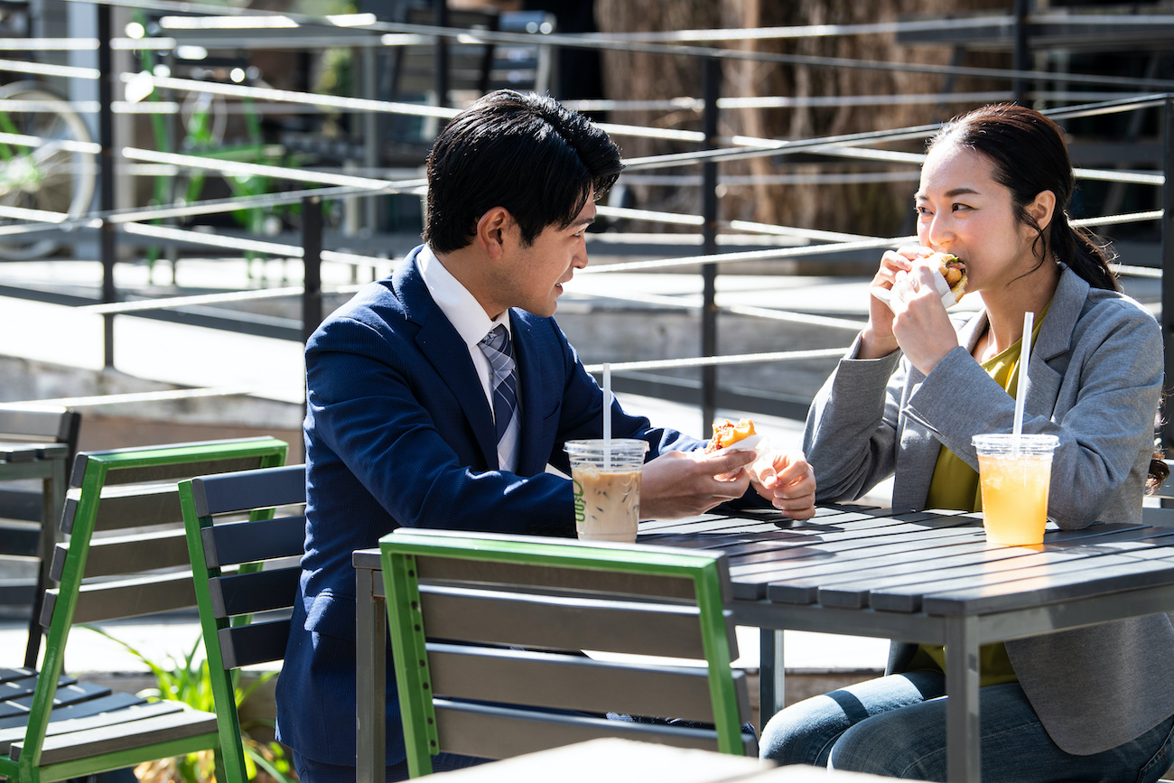 休憩を楽しむ若い会社員の男女