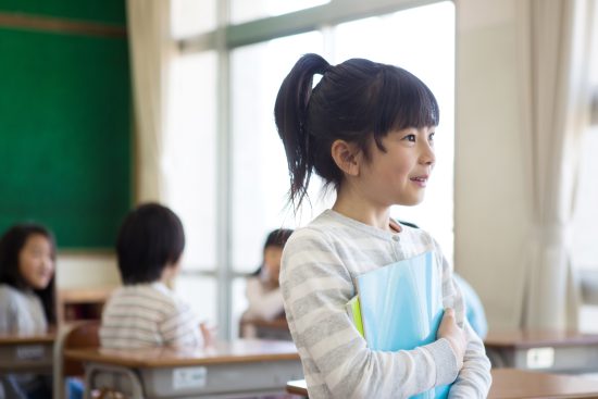 教室の小学生