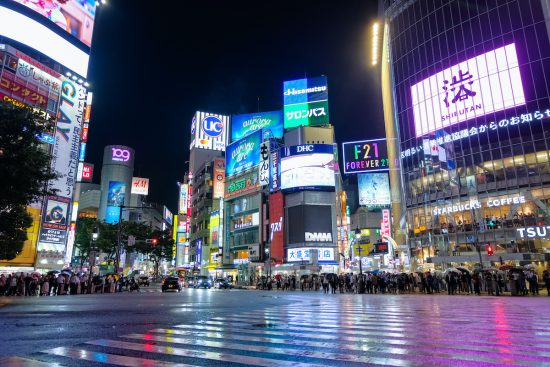 渋谷駅前の雨に濡れるスクランブル交差点