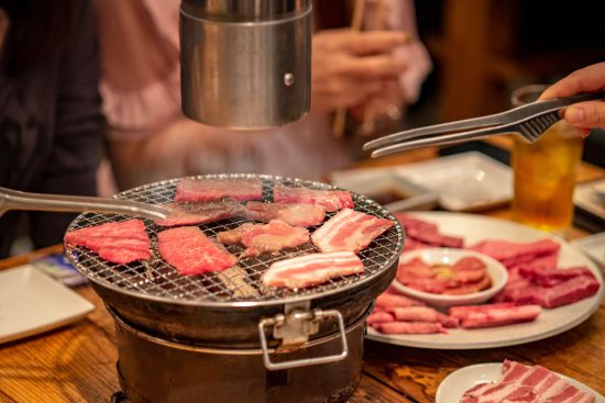 網の上で肉を焼く