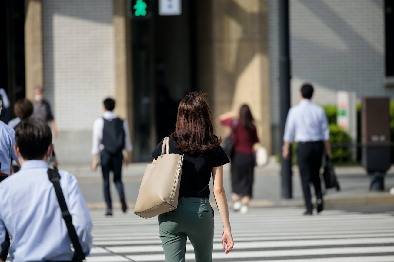 女性の後ろ姿