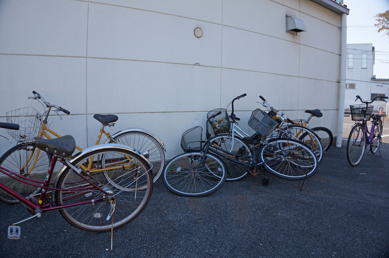 コンビニの裏の放置自転車