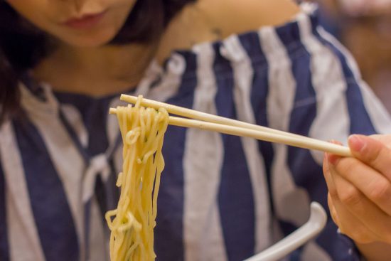 女性　ラーメン