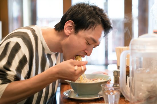 ラーメンを食べる男性