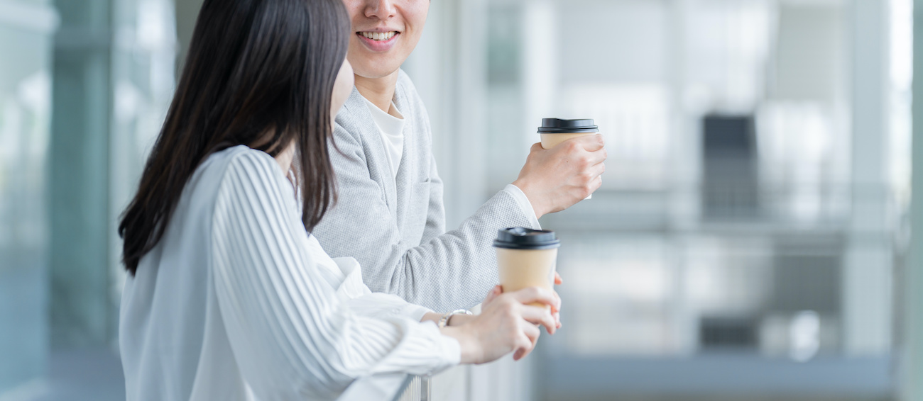 飲み物を飲みながら休憩する男女