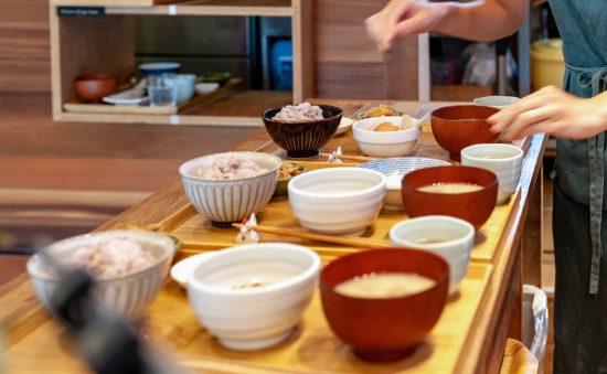 食堂での配膳のようす