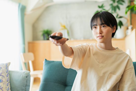 リビングでテレビを見る女性