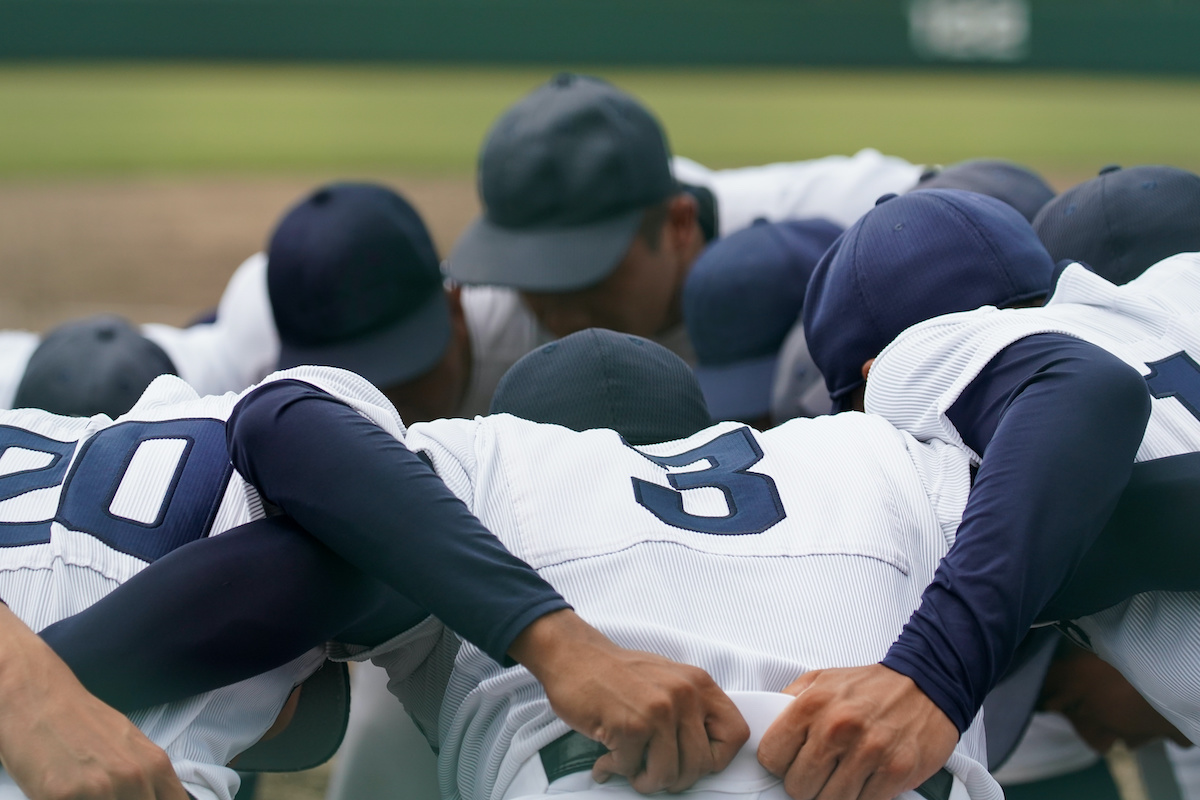 野球の試合で円陣を組む選手たち