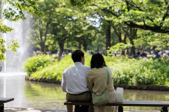 公園でデートするカップル