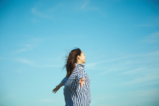 屋外でリラックスをする若い女性