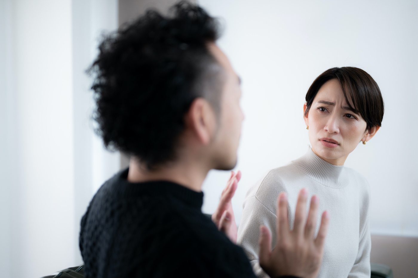 浮気や隠し事がばれて問い詰められる男性