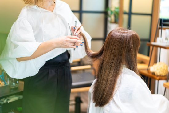 女性のヘアカットをする美容師