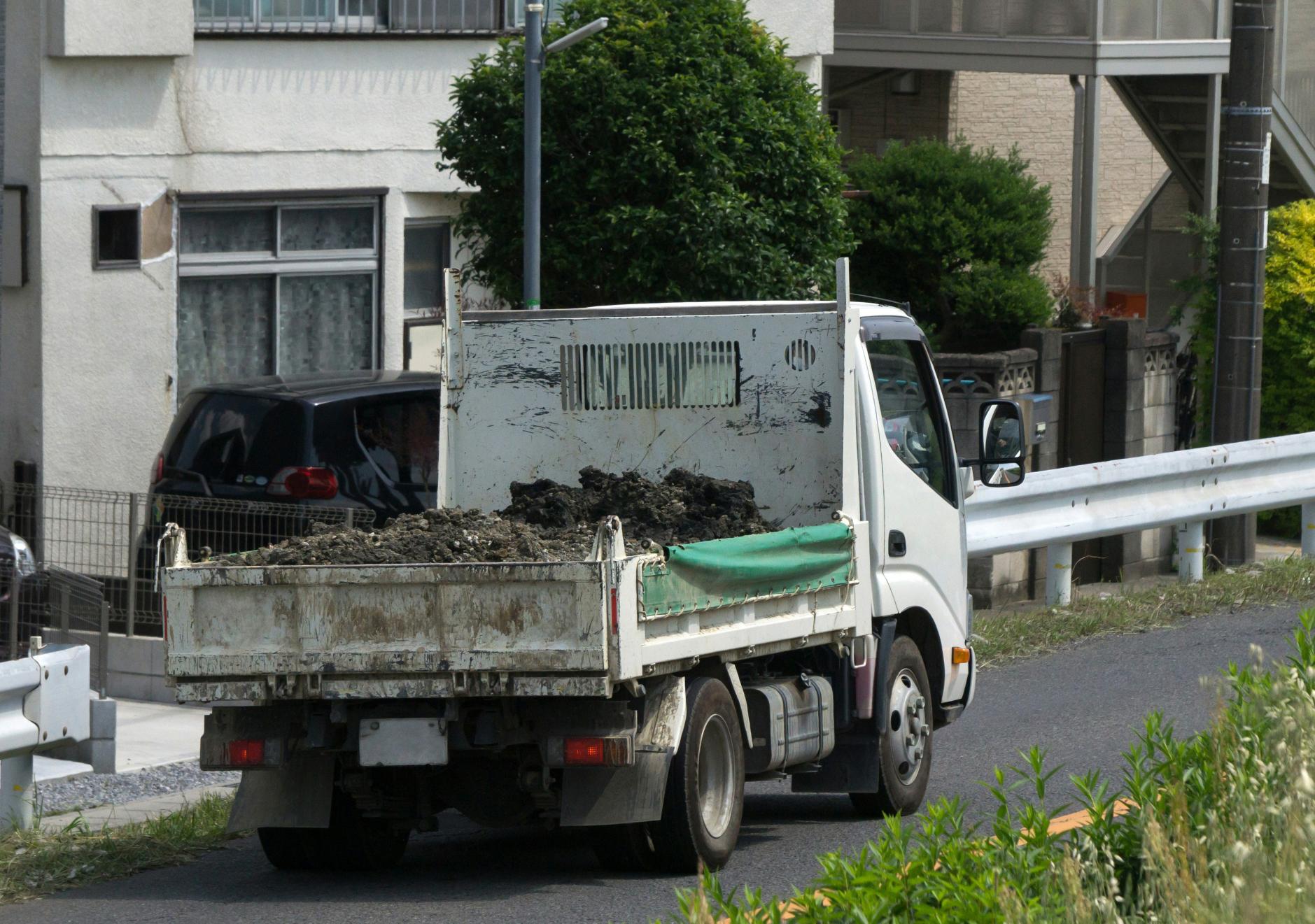 住宅地　ダンプカー